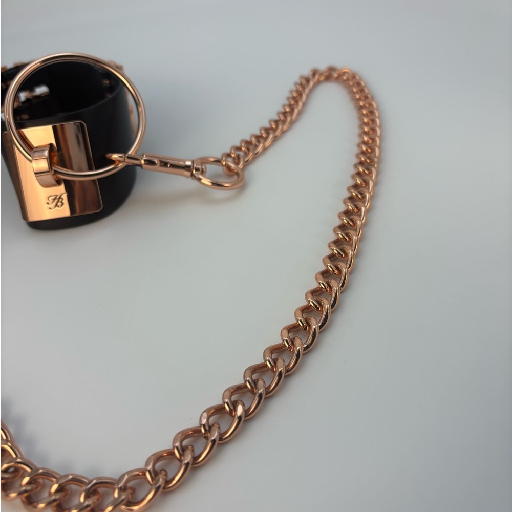 Satisfy your submissive side with this luxurious Leather Collar - Picture 4 of 7